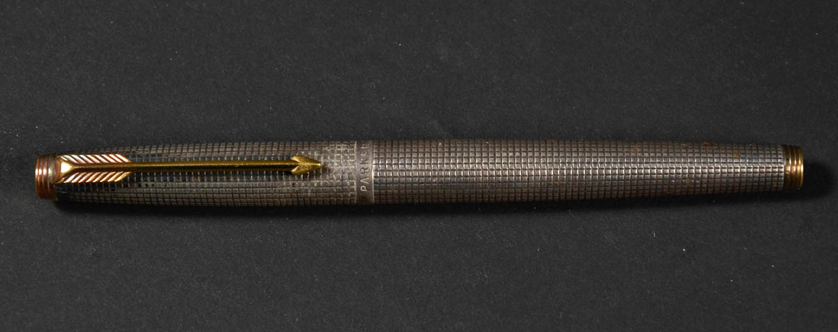 Caneta tinteiro Parker, toda em prata contrastada e fecho de ouro.