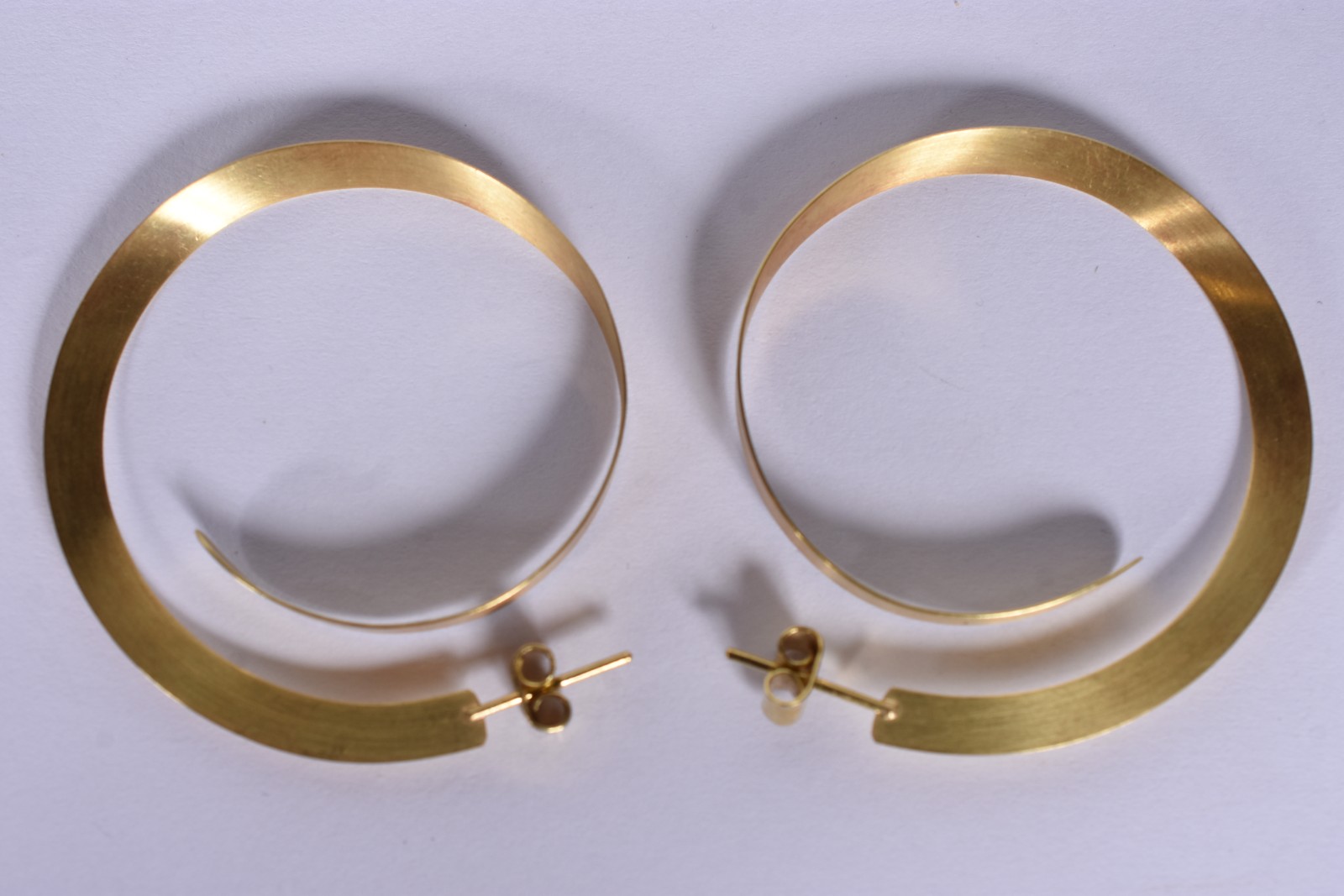 Par de argolas de ouro 18 k (Por motivos de segurança a peça não se... - foto 1 de 5