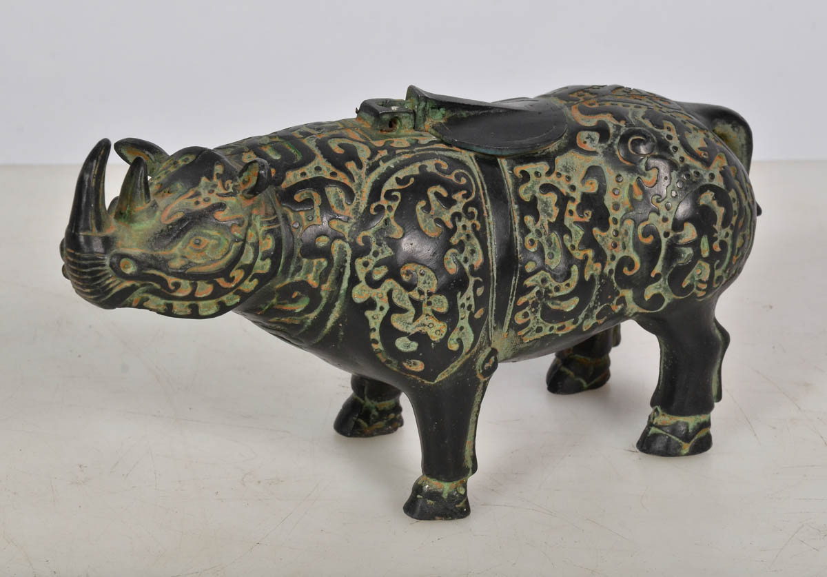 Rinoceronte de bronze. Comp. 24 cm alt. 13 cm.