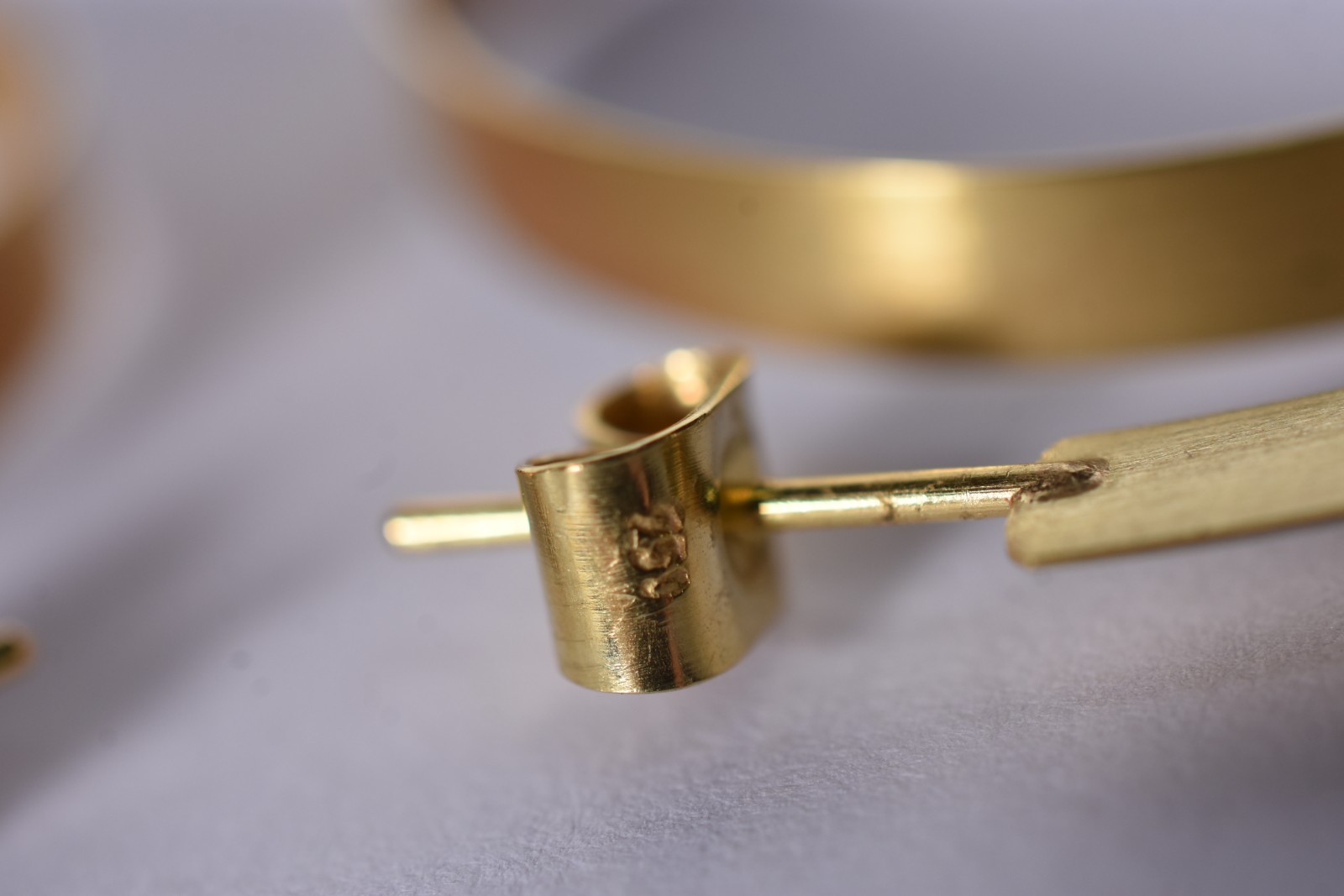 Par de argolas de ouro 18 k (Por motivos de segurança a peça não se... - foto 3 de 5