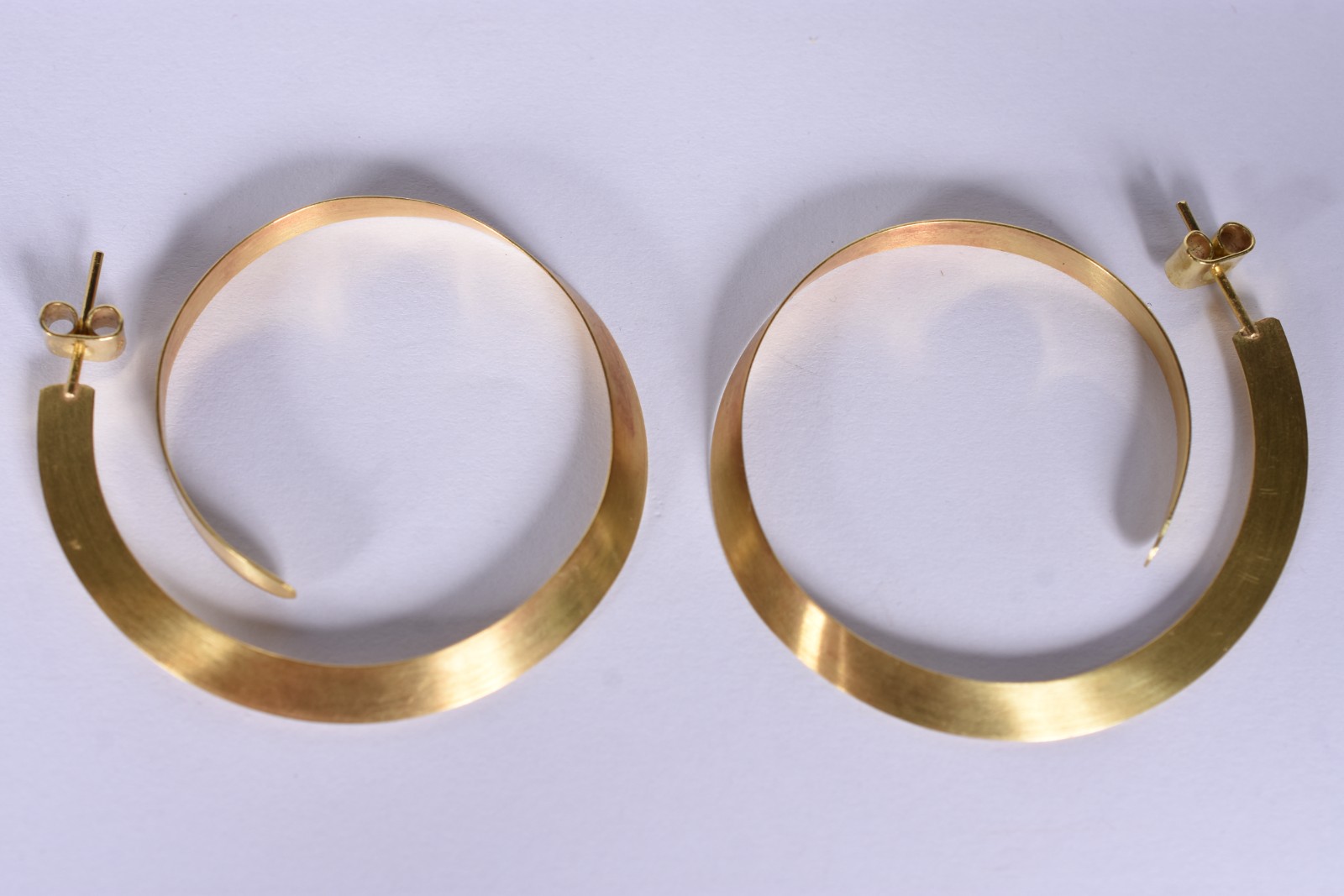 Par de argolas de ouro 18 k (Por motivos de segurança a peça não se... - foto 4 de 5
