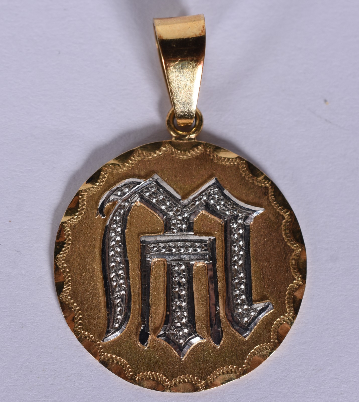 Pingente de ouro 18 k com letra "M" (Por motivos de segurança a peça... - foto 1 de 8