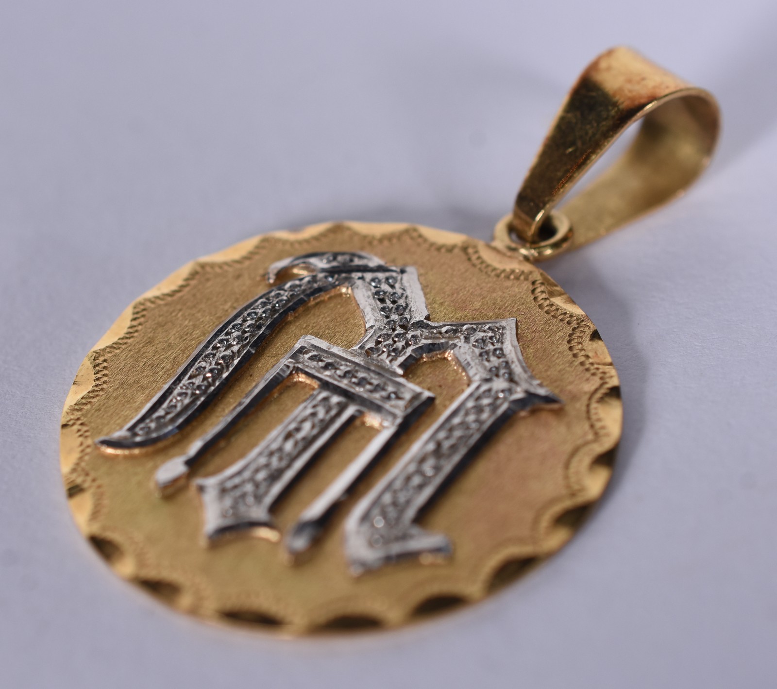 Pingente de ouro 18 k com letra "M" (Por motivos de segurança a peça... - foto 2 de 8