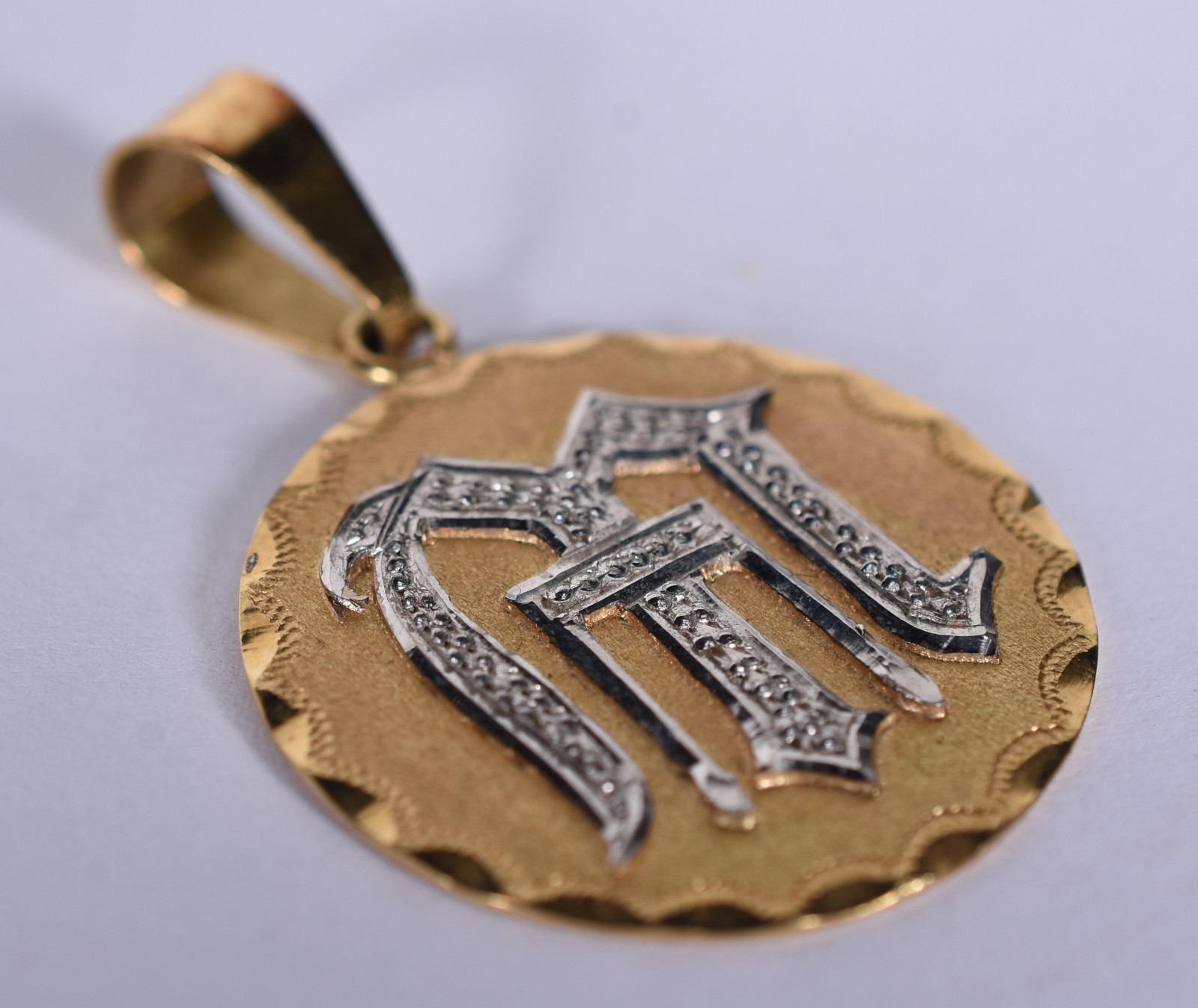 Pingente de ouro 18 k com letra "M" (Por motivos de segurança a peça... - foto 3 de 8
