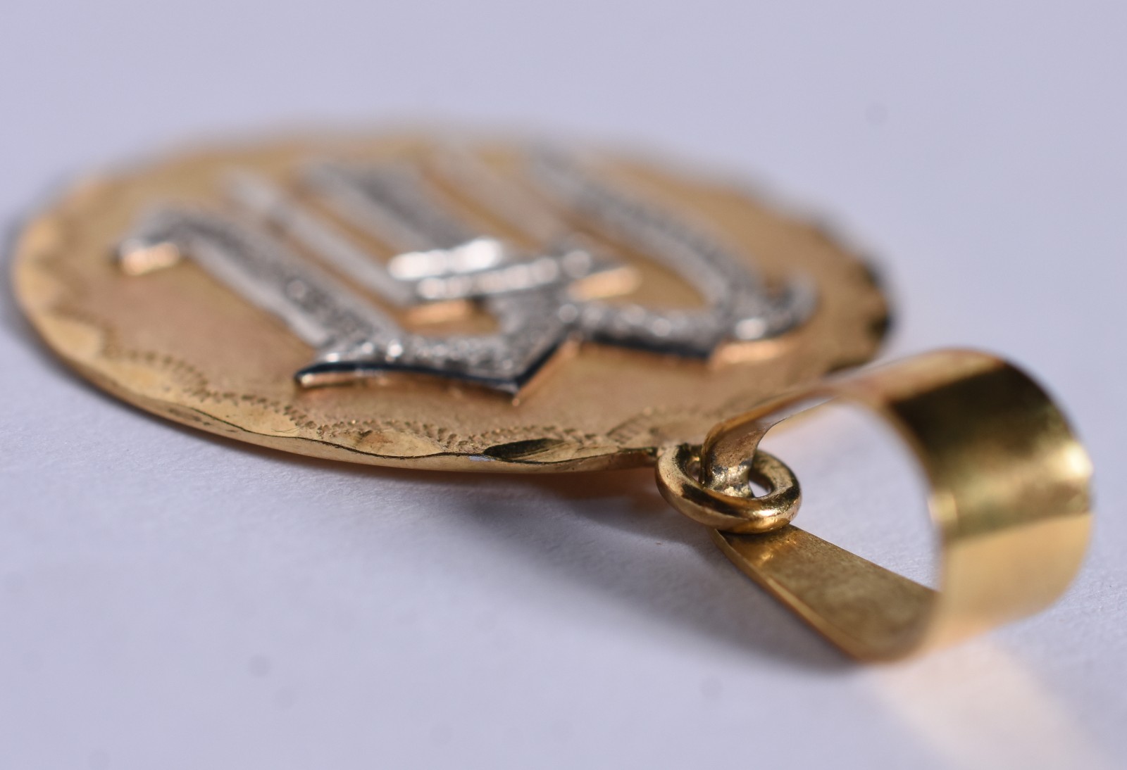 Pingente de ouro 18 k com letra "M" (Por motivos de segurança a peça... - foto 5 de 8
