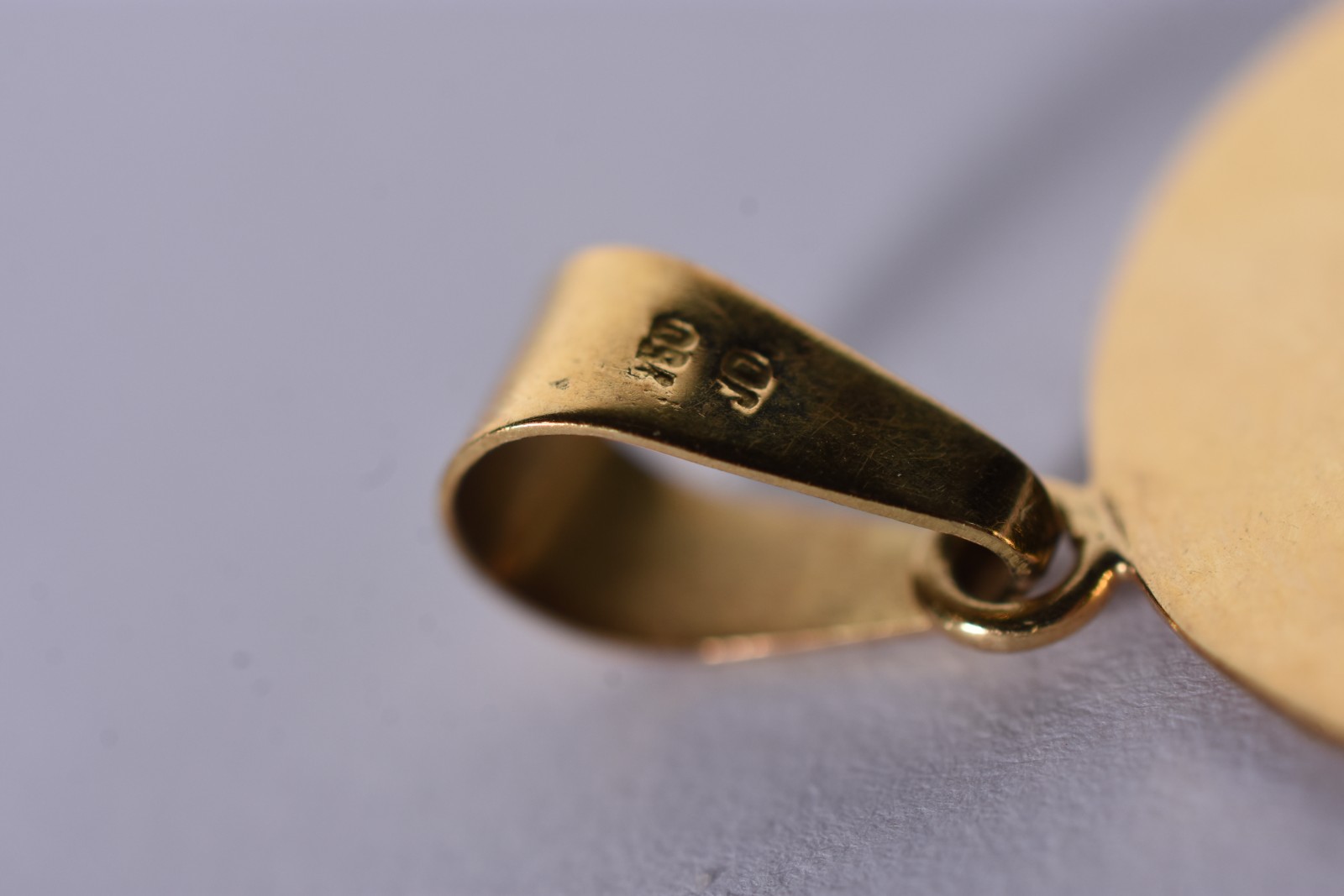 Pingente de ouro 18 k com letra "M" (Por motivos de segurança a peça... - foto 6 de 8