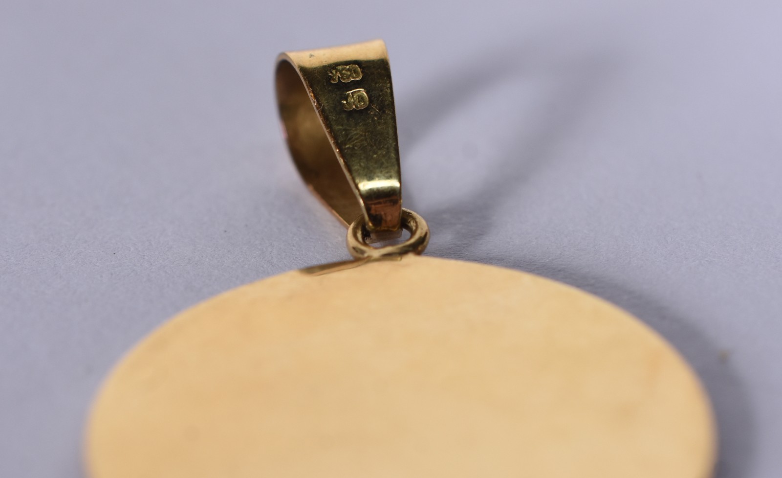 Pingente de ouro 18 k com letra "M" (Por motivos de segurança a peça... - foto 7 de 8