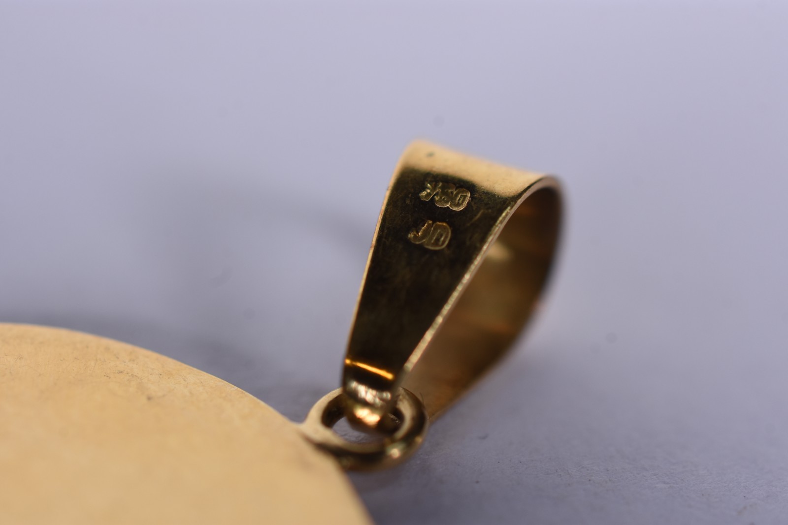 Pingente de ouro 18 k com letra "M" (Por motivos de segurança a peça... - foto 8 de 8