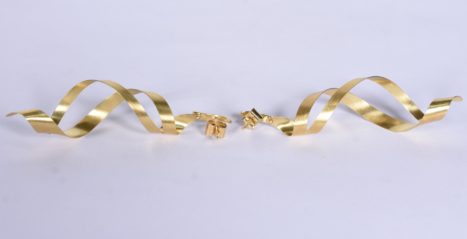 Par de brincos de ouro 18 k na forma de espiral (Por motivos de... - foto 2 de 6