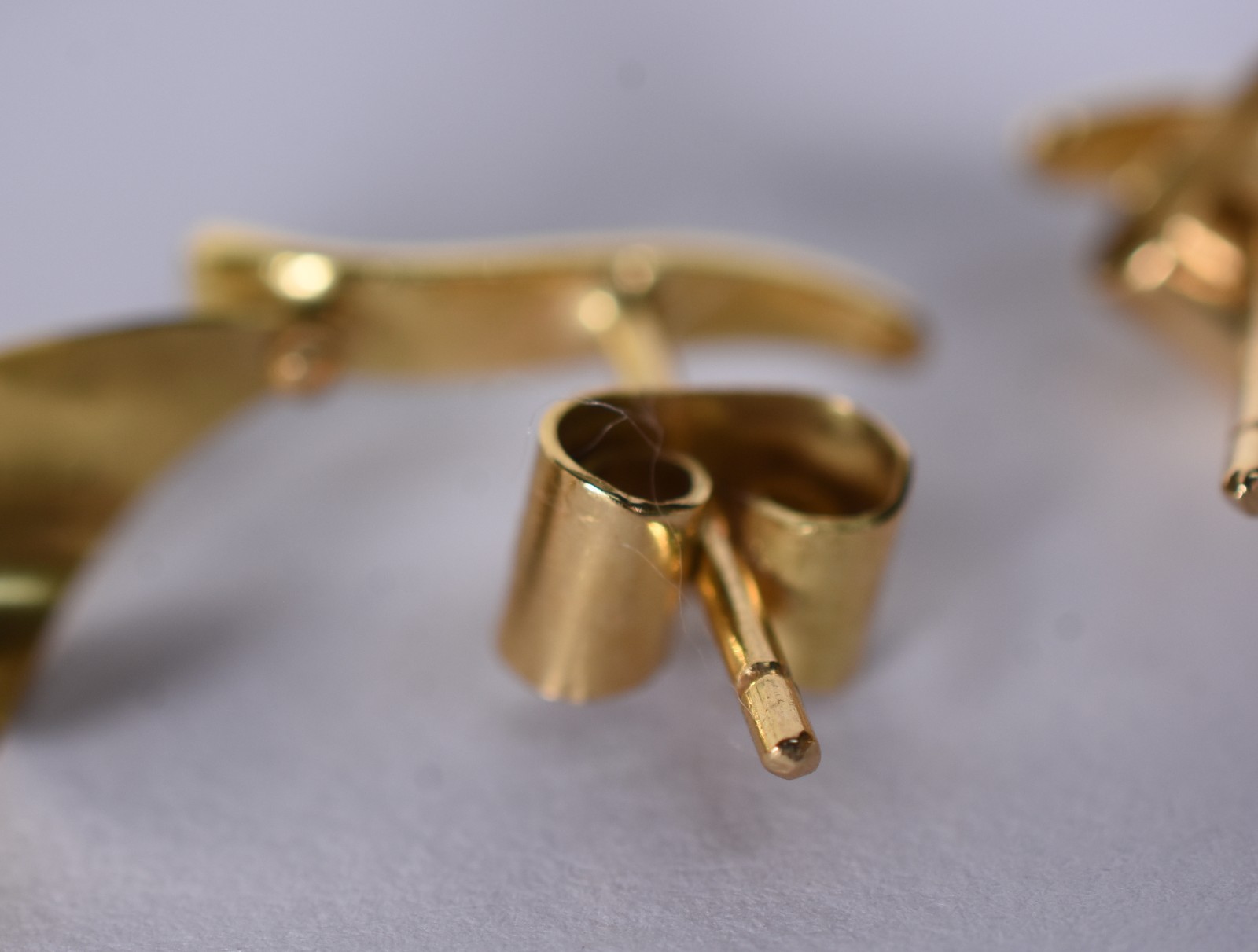 Par de brincos de ouro 18 k na forma de espiral (Por motivos de... - foto 3 de 6