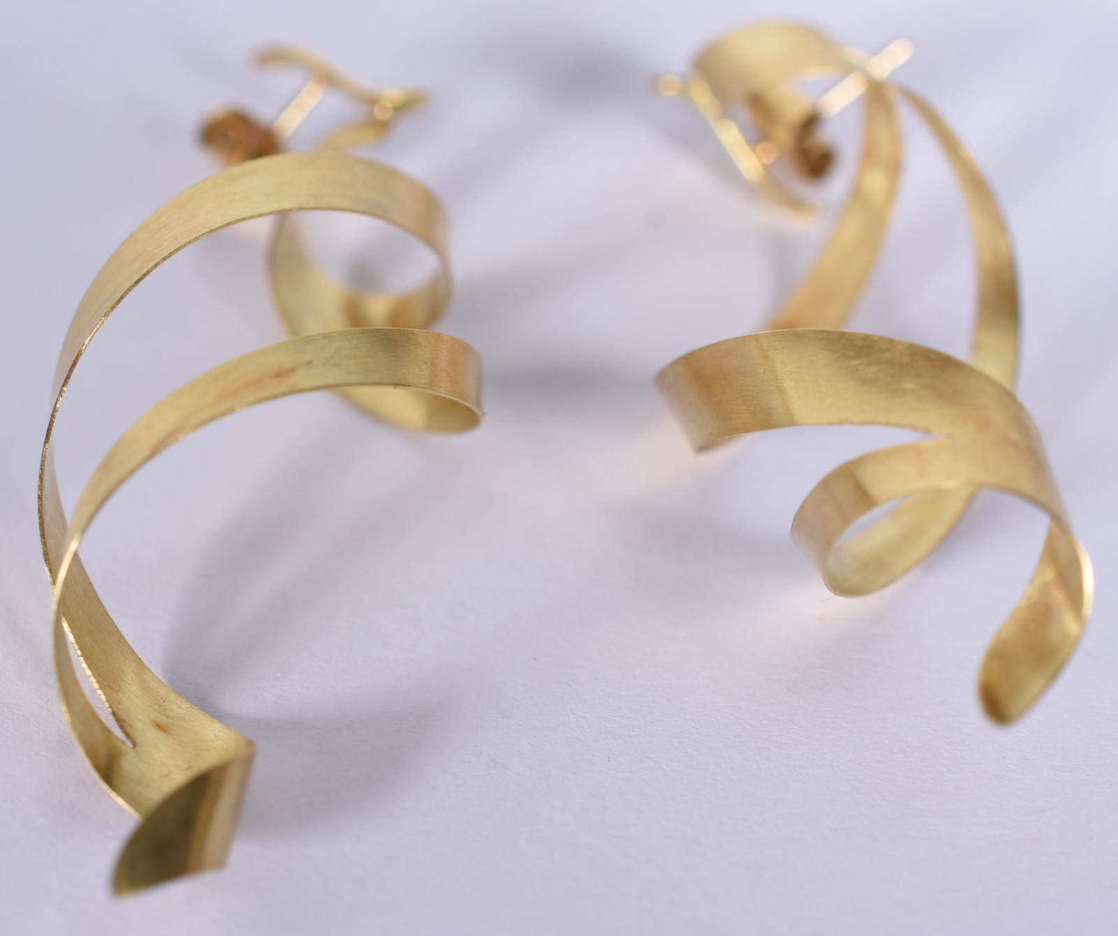 Par de brincos de ouro 18 k na forma de espiral (Por motivos de... - foto 4 de 6