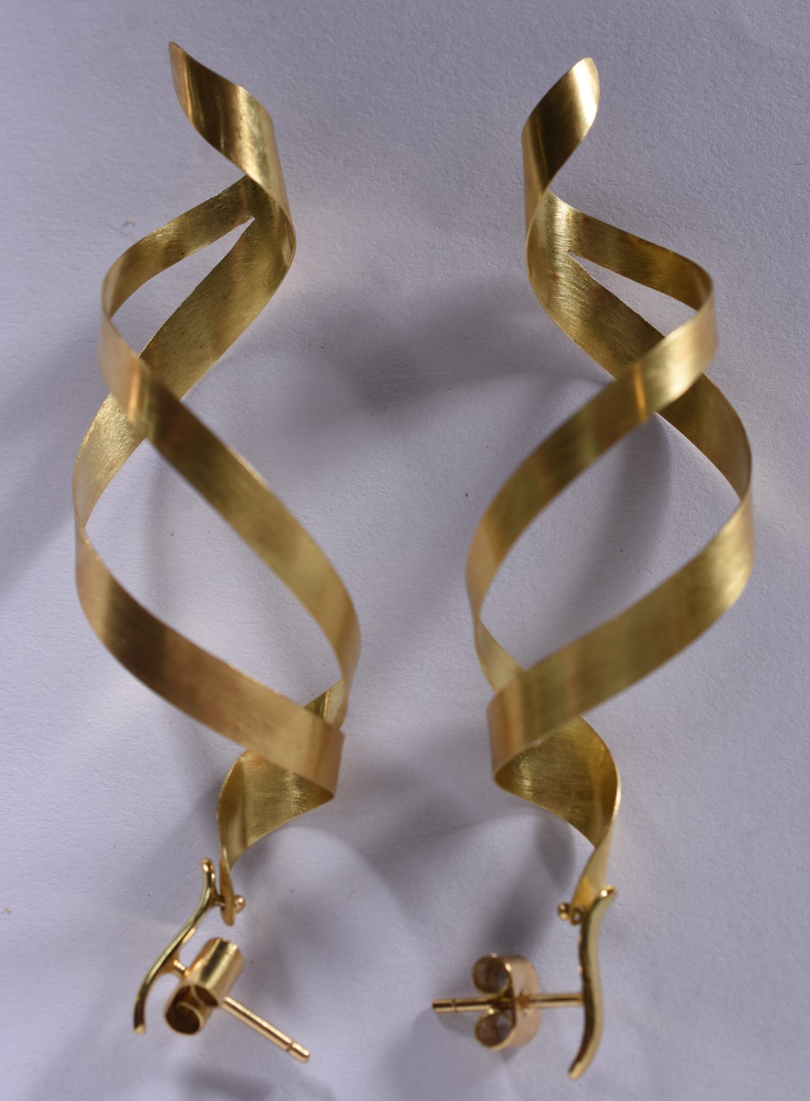 Par de brincos de ouro 18 k na forma de espiral (Por motivos de... - foto 6 de 6