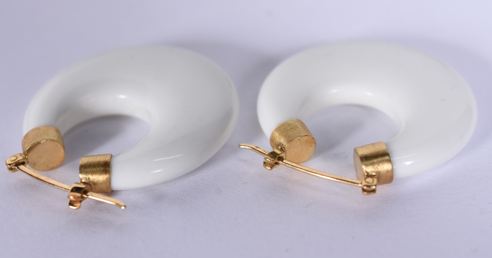 Par de brincos com pedra branca ágata com detalhes em ouro 18 k (Por... - foto 1 de 5