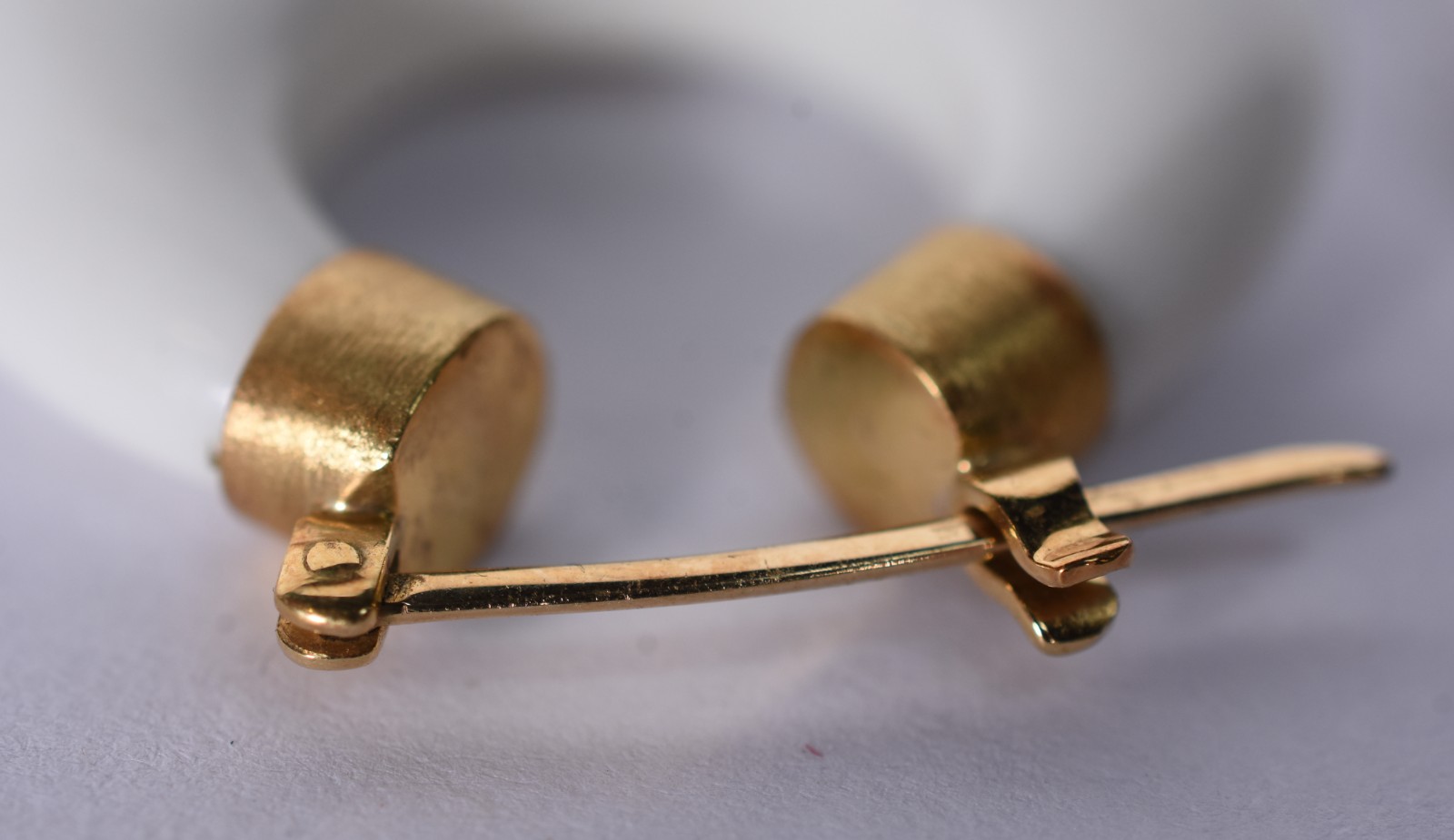 Par de brincos com pedra branca ágata com detalhes em ouro 18 k (Por... - foto 4 de 5