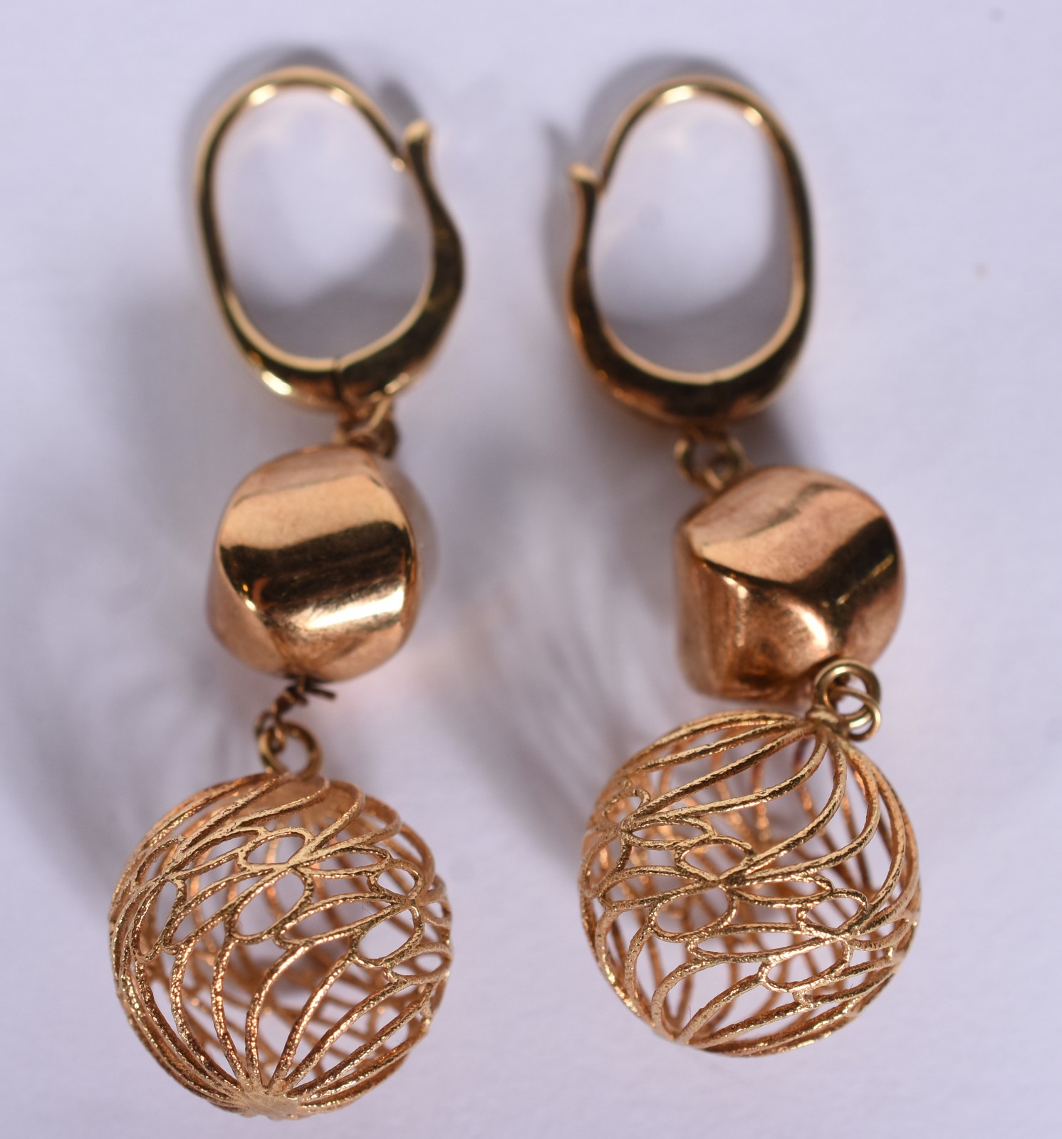Par de brincos de ouro 18 k com esferas vazadas (Por motivos de... - foto 1 de 7