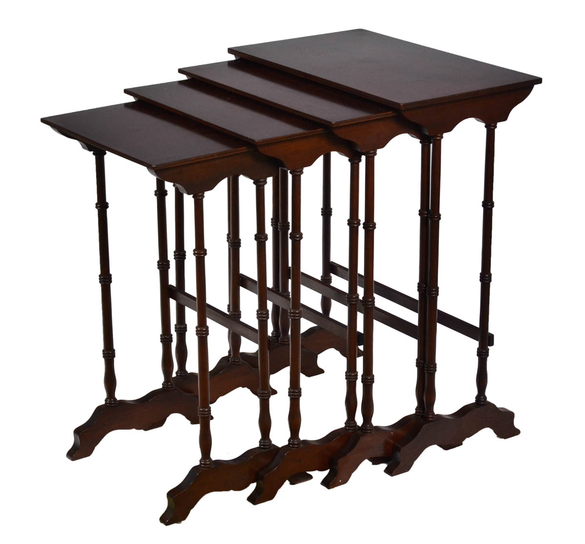 Mesa ninho de madeira nobre com 4 peças. Med. menor. 36 x 37 cm...