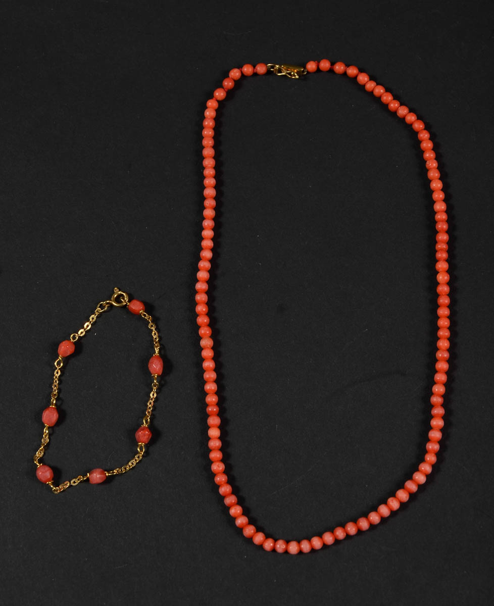 Colar e pulseira de contas de coral vermelho italiano. Fecho e...