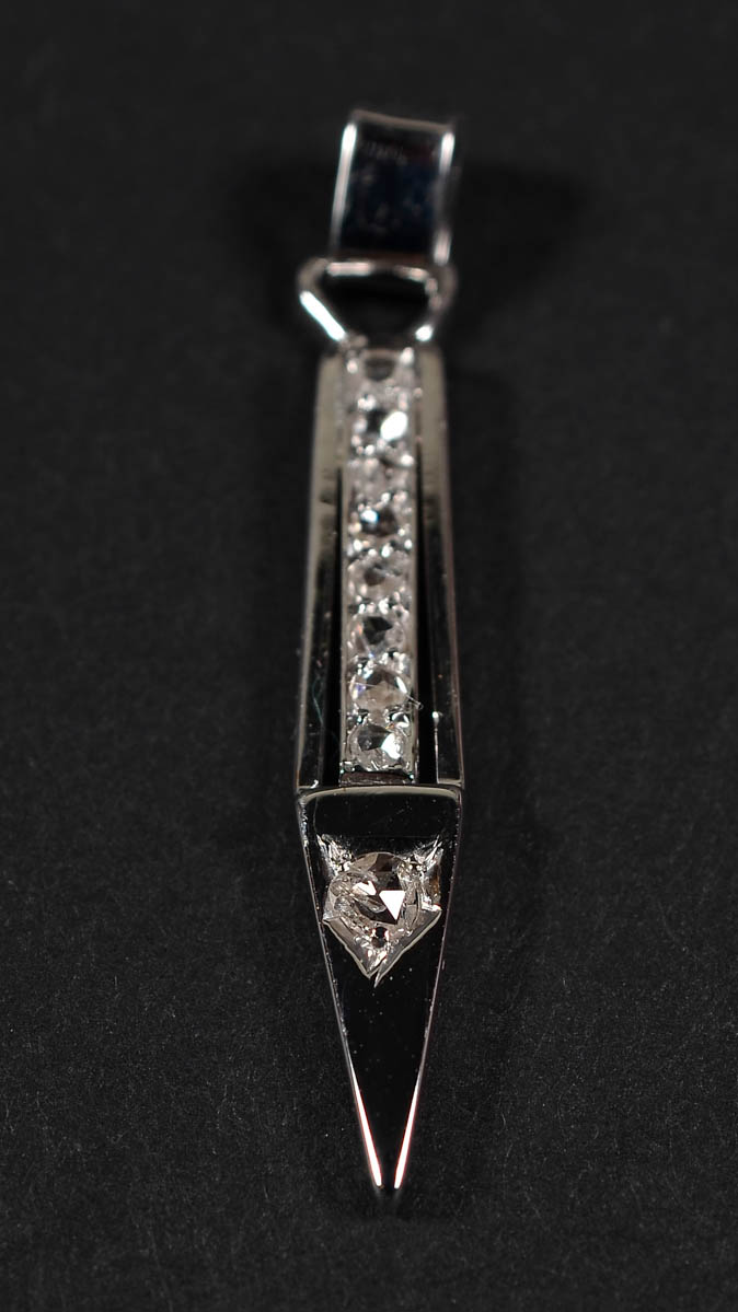 Pendente de ouro 18 k com brilhantes. Peso total:2,5 gr.