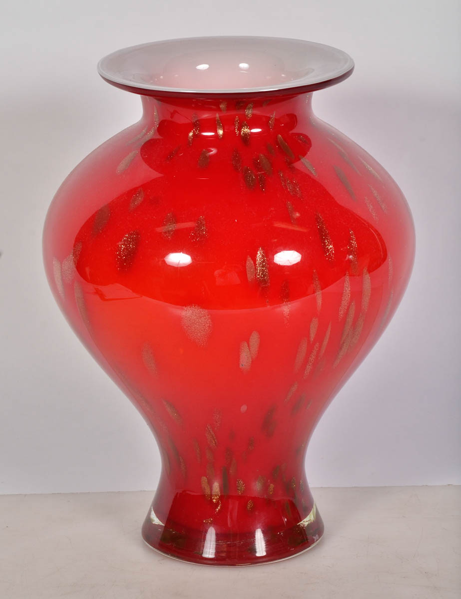 Vaso de murano vermelho com pó de ouro. Alt. 35 cm.