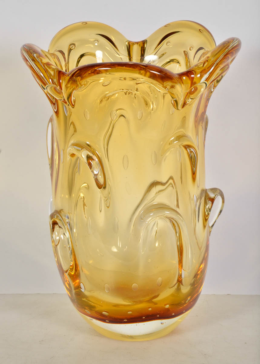 Vaso de murano, na cor amarelo, com bolhas em alto relevo. Diam. 23...