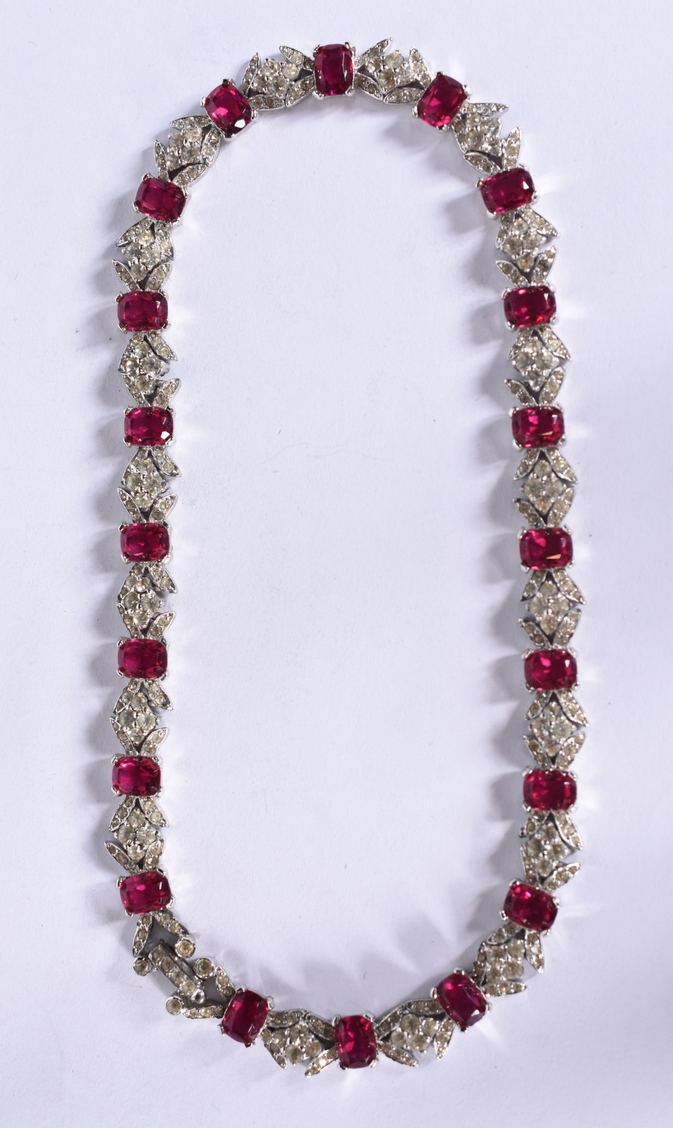 Colar bijou com pedras vermelhas. - foto 2 de 5
