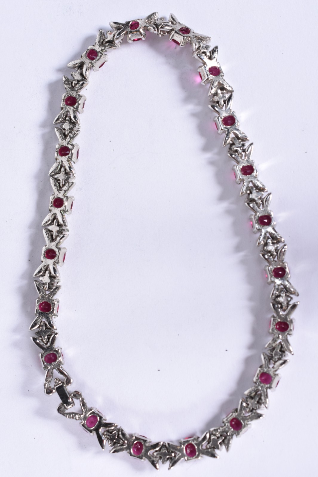 Colar bijou com pedras vermelhas. - foto 4 de 5