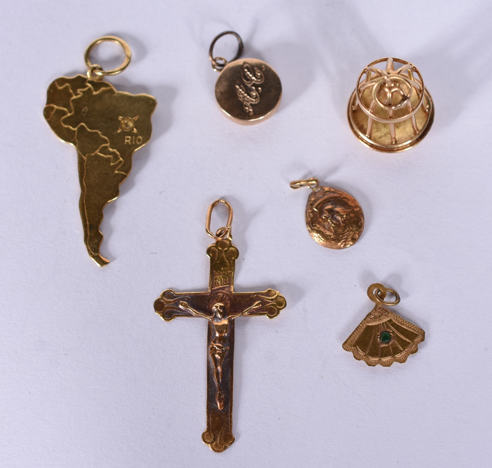 Seis berloques de ouro, sendo gaiola, mapa, leque, crucifixo e 2... - foto 1 de 11