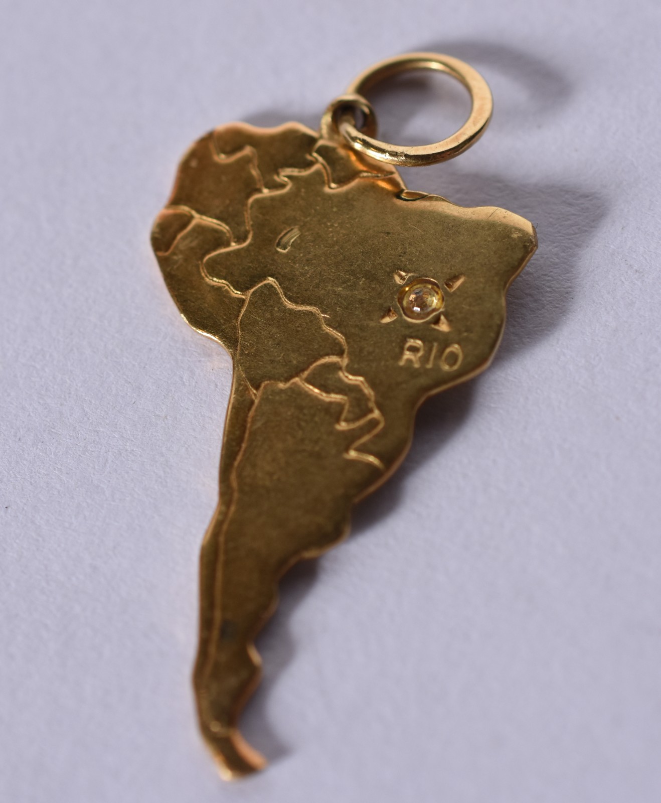 Seis berloques de ouro, sendo gaiola, mapa, leque, crucifixo e 2... - foto 2 de 11