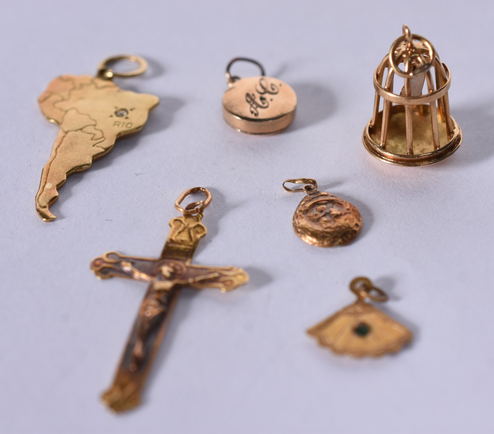 Seis berloques de ouro, sendo gaiola, mapa, leque, crucifixo e 2... - foto 3 de 11