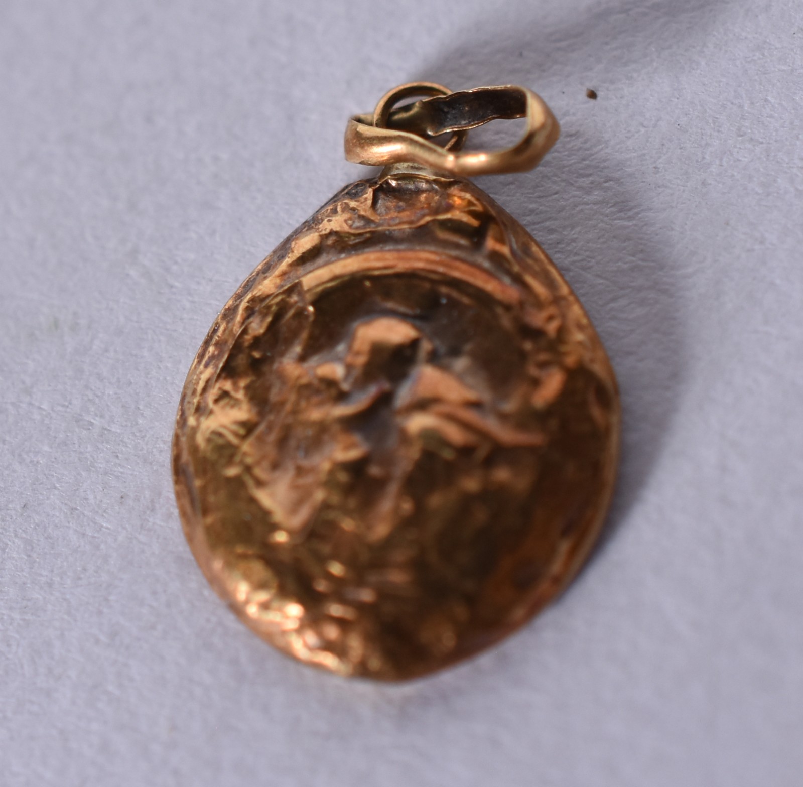 Seis berloques de ouro, sendo gaiola, mapa, leque, crucifixo e 2... - foto 5 de 11