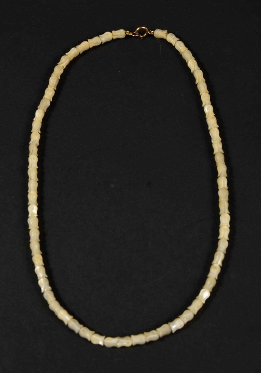 Colar de madrepérolas esculpidas. Fecho de ouro 18 k.
