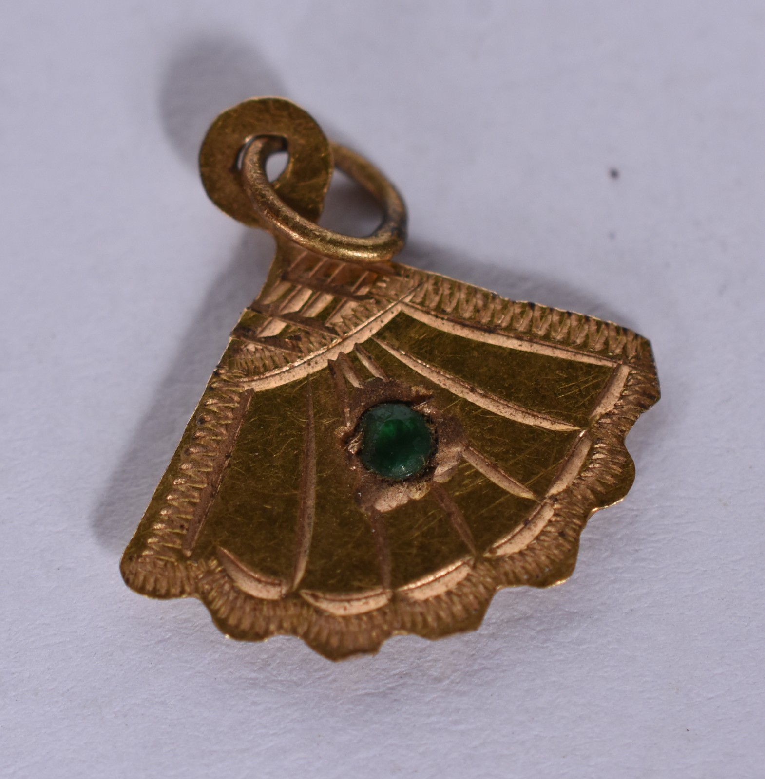 Seis berloques de ouro, sendo gaiola, mapa, leque, crucifixo e 2... - foto 6 de 11