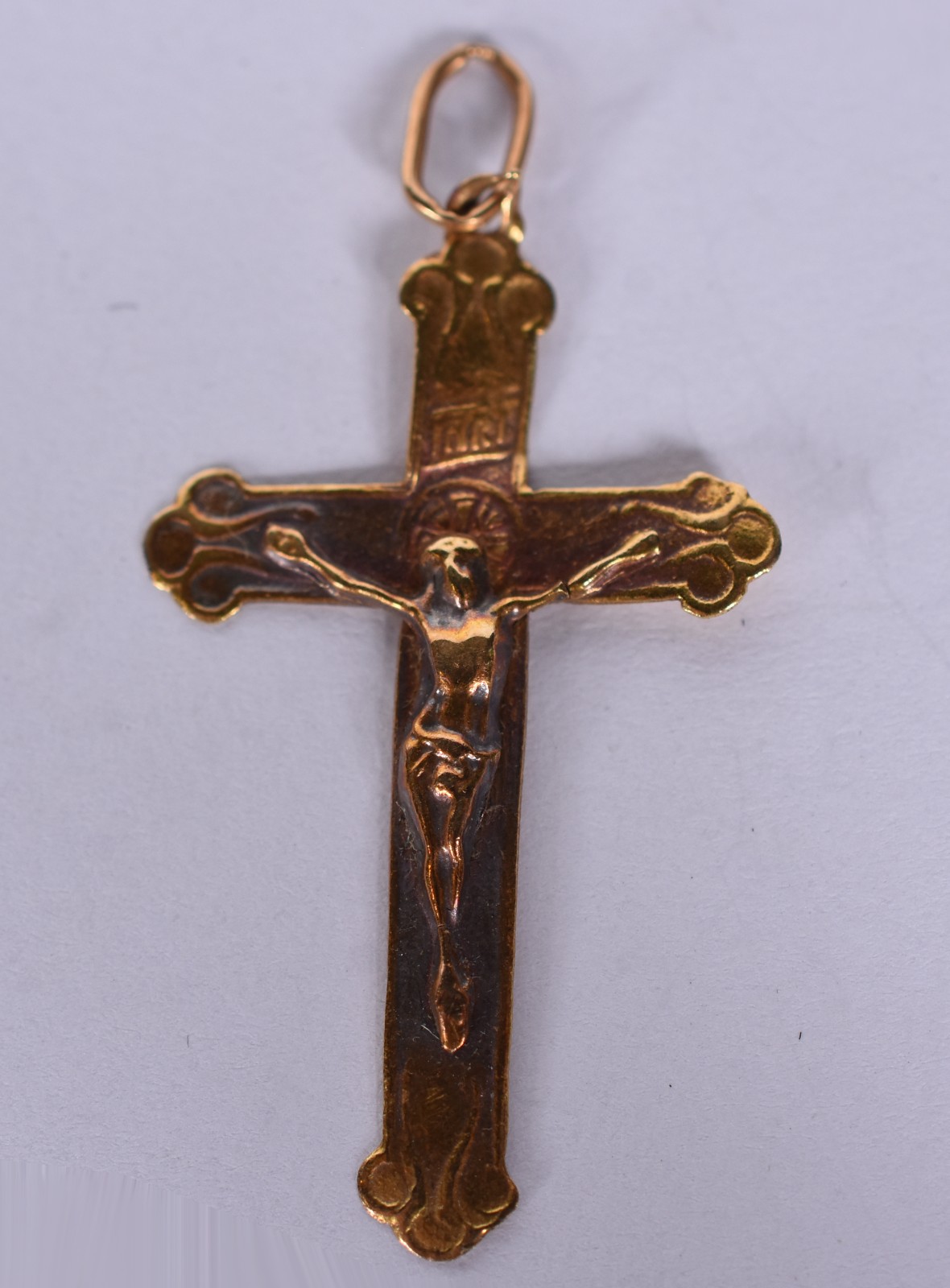 Seis berloques de ouro, sendo gaiola, mapa, leque, crucifixo e 2... - foto 7 de 11