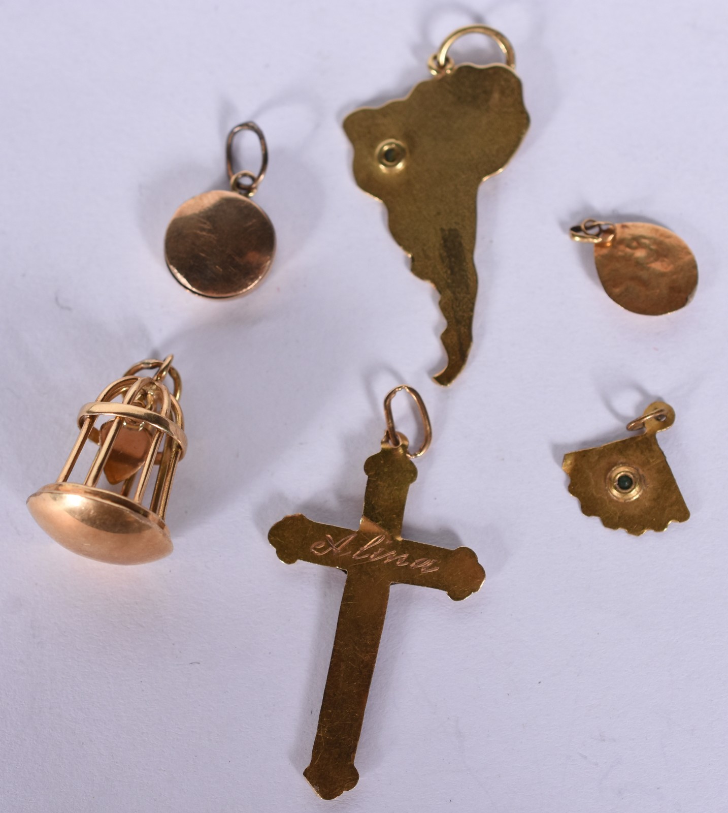 Seis berloques de ouro, sendo gaiola, mapa, leque, crucifixo e 2... - foto 9 de 11
