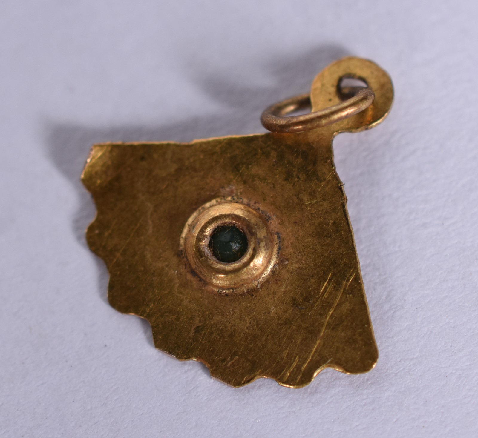 Seis berloques de ouro, sendo gaiola, mapa, leque, crucifixo e 2... - foto 10 de 11