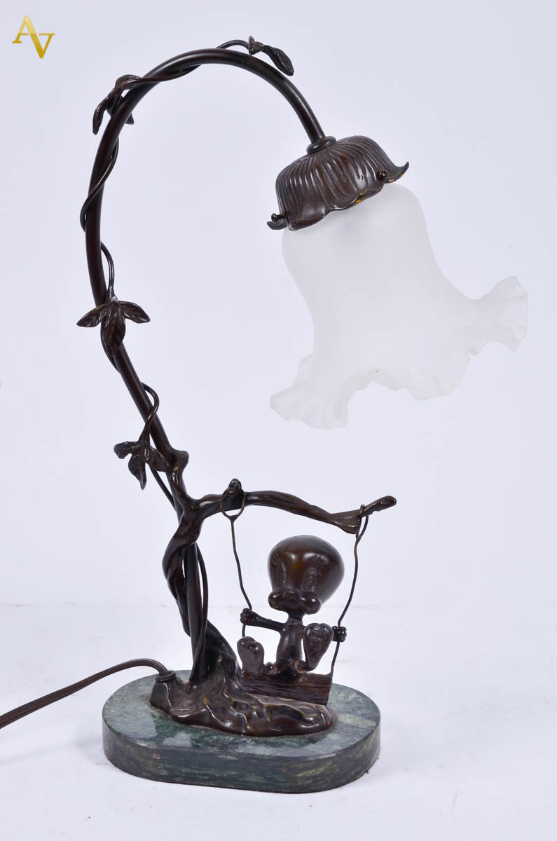 Luminária de bronze com cúpula de opalina, com pintinho piu-piu no...