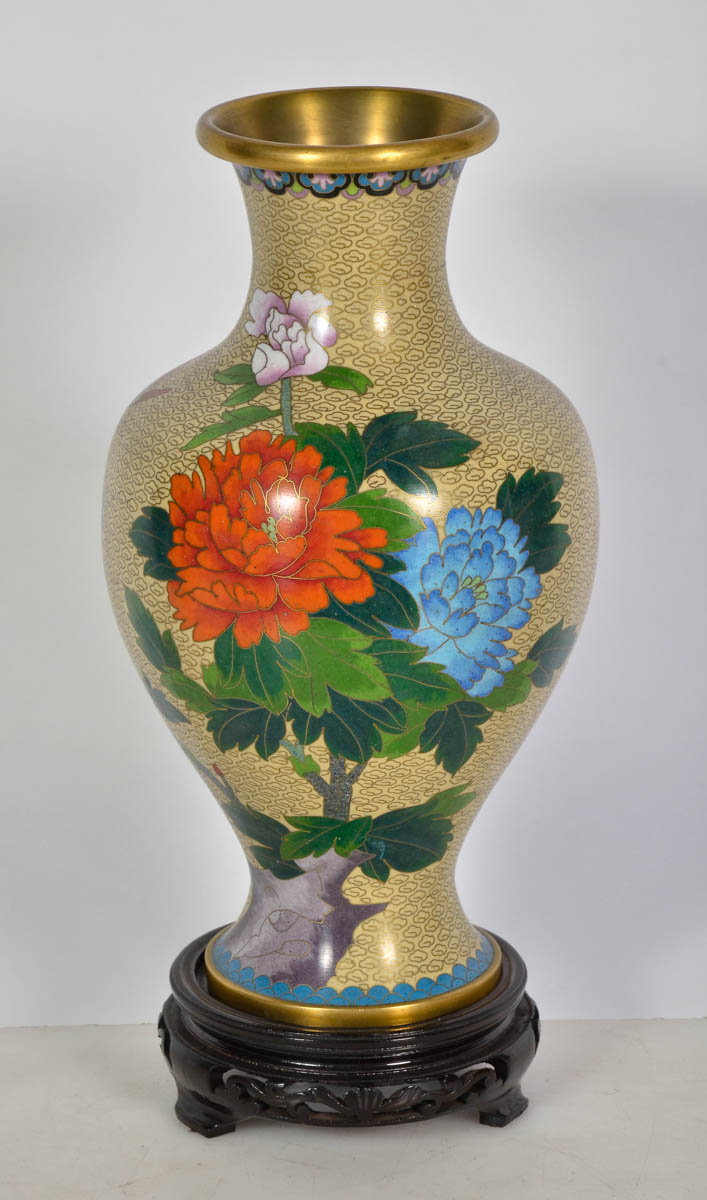 Vaso de cloisone decorado com flores em policromia sobre fundo...