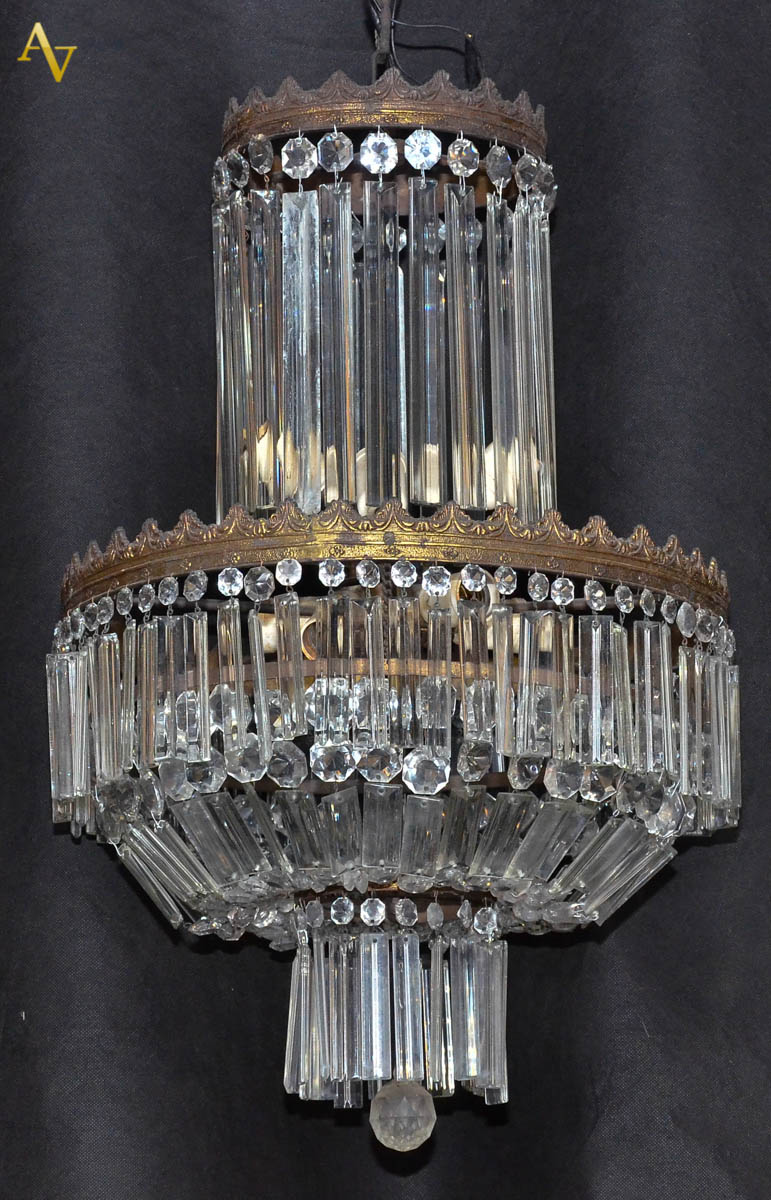 Lustre estilo império de metal dourado com placas de cristal. Alt. 90...