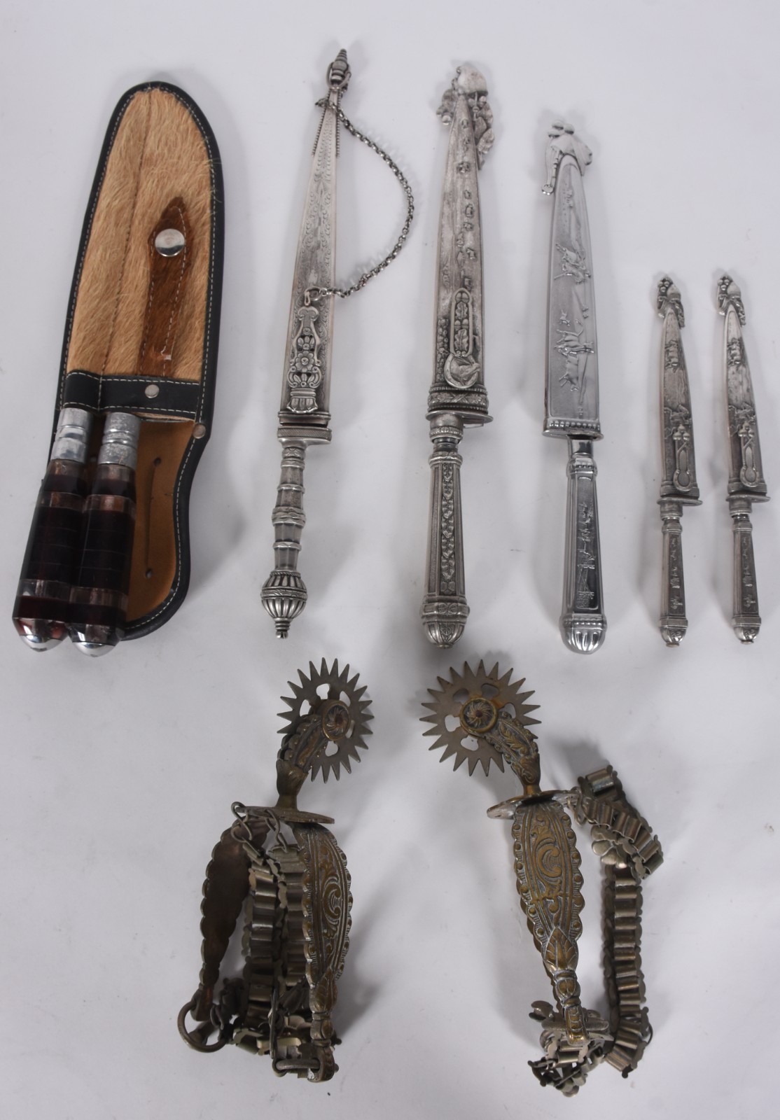 Diversas peças de metal, sendo: par de esporas; 2 facas com cabo... - foto 1 de 10
