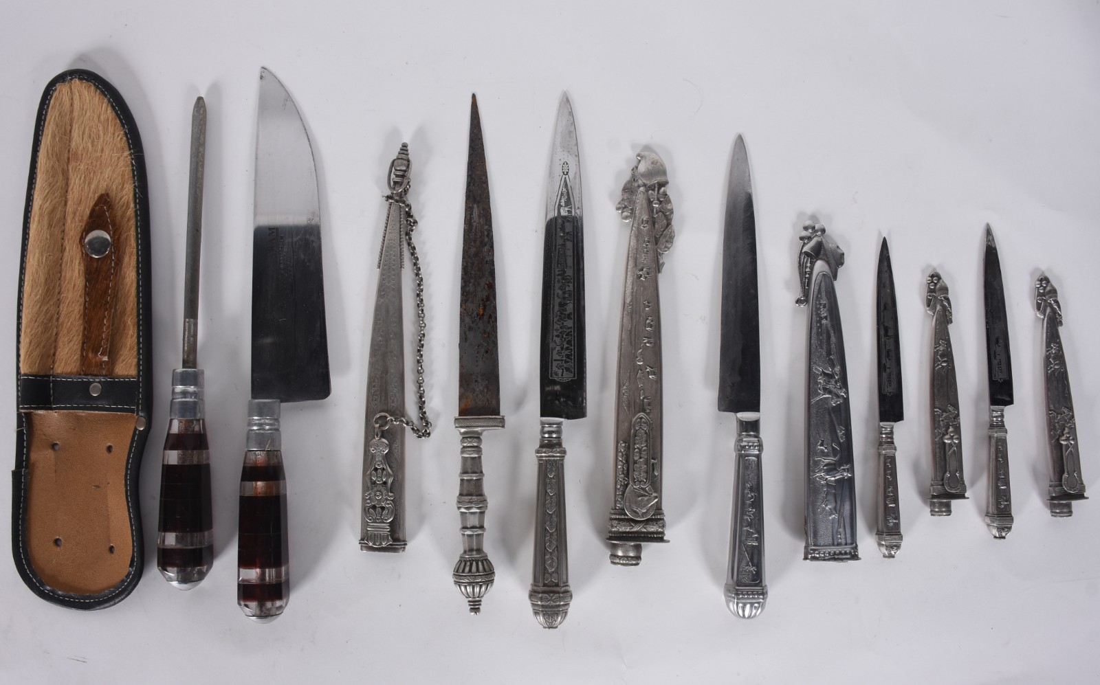Diversas peças de metal, sendo: par de esporas; 2 facas com cabo... - foto 2 de 10