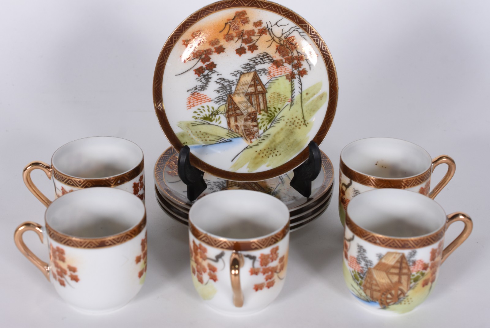 Cinco xícaras para café com pires de porcelana japonesa. No estojo. - foto 1 de 8