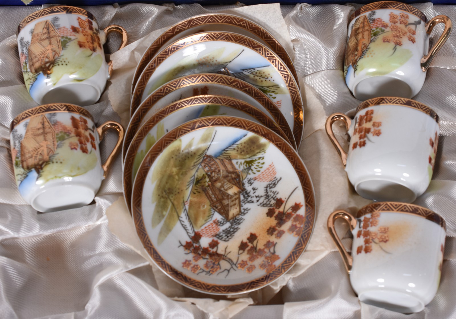 Cinco xícaras para café com pires de porcelana japonesa. No estojo. - foto 3 de 8