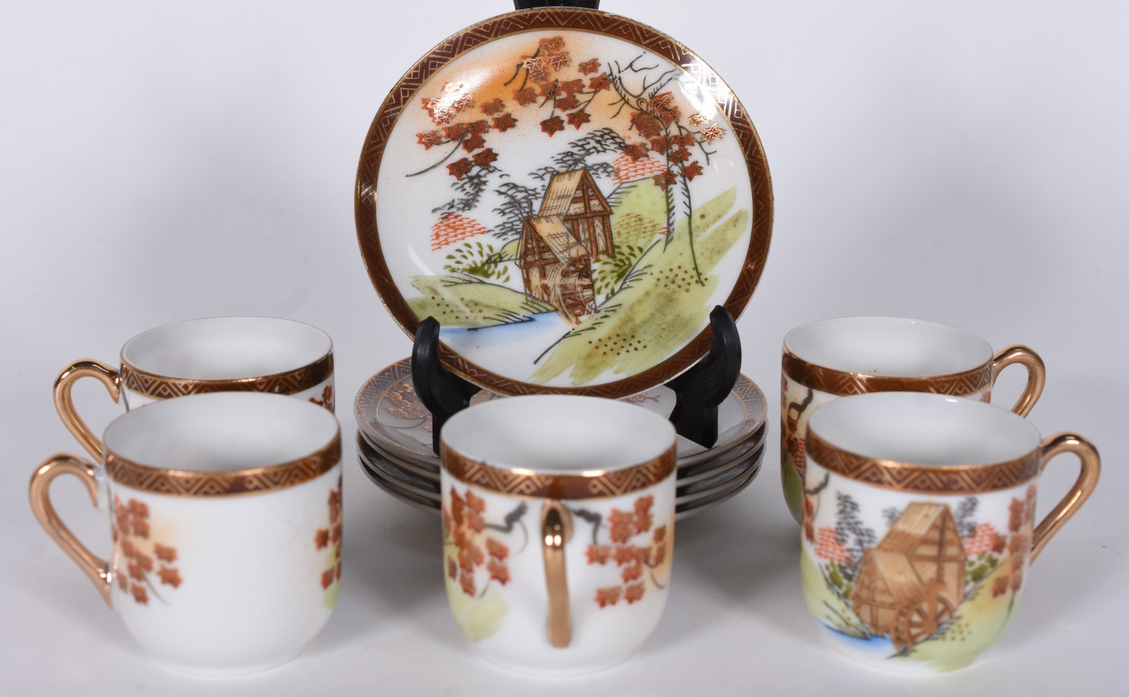 Cinco xícaras para café com pires de porcelana japonesa. No estojo. - foto 4 de 8