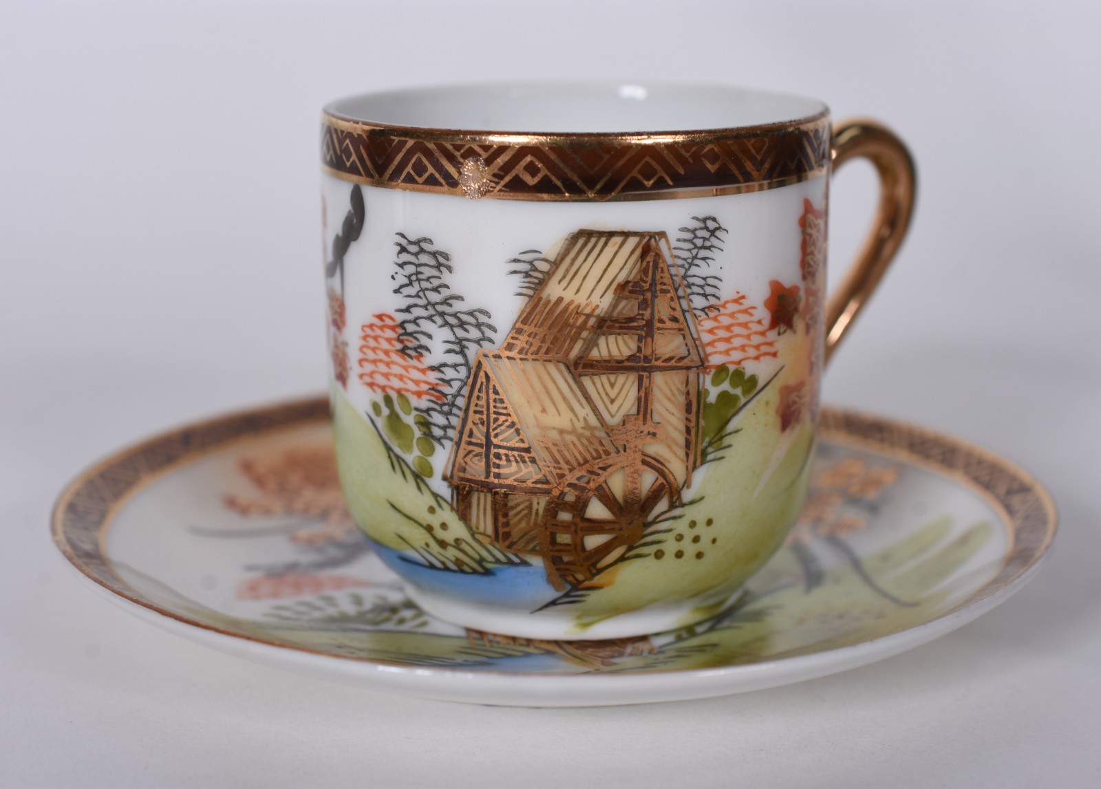 Cinco xícaras para café com pires de porcelana japonesa. No estojo. - foto 6 de 8