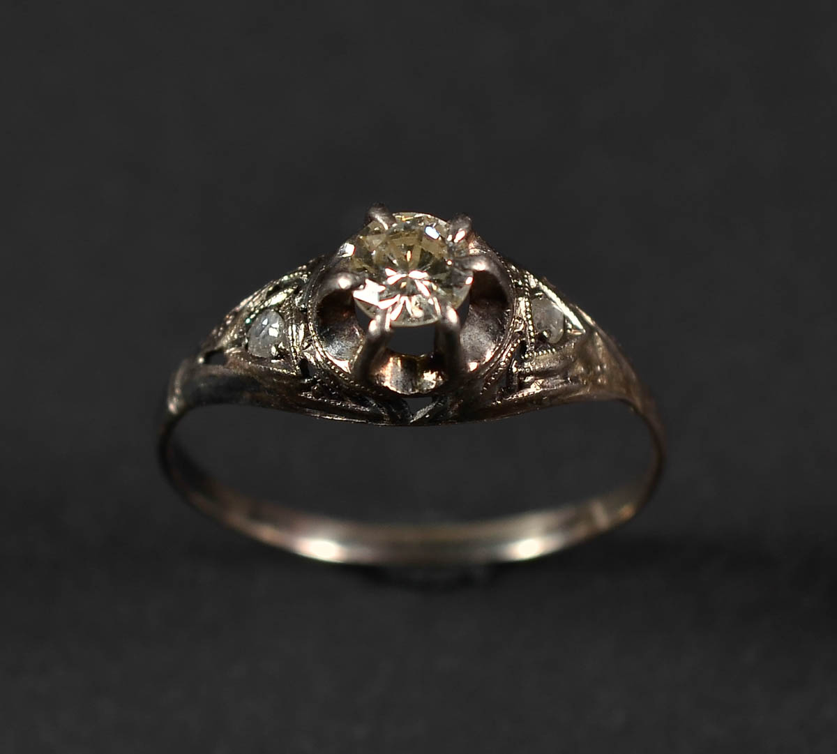 Anel de ouro branco com brilhante central - 0,30 ct. Peso: 1,4 gr.