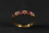 Anel de ouro 18k com 3 rubis orientais. Peso: 2... - Anel de ouro 18k com 3 rubis orientais. Peso: 2,5 gr.