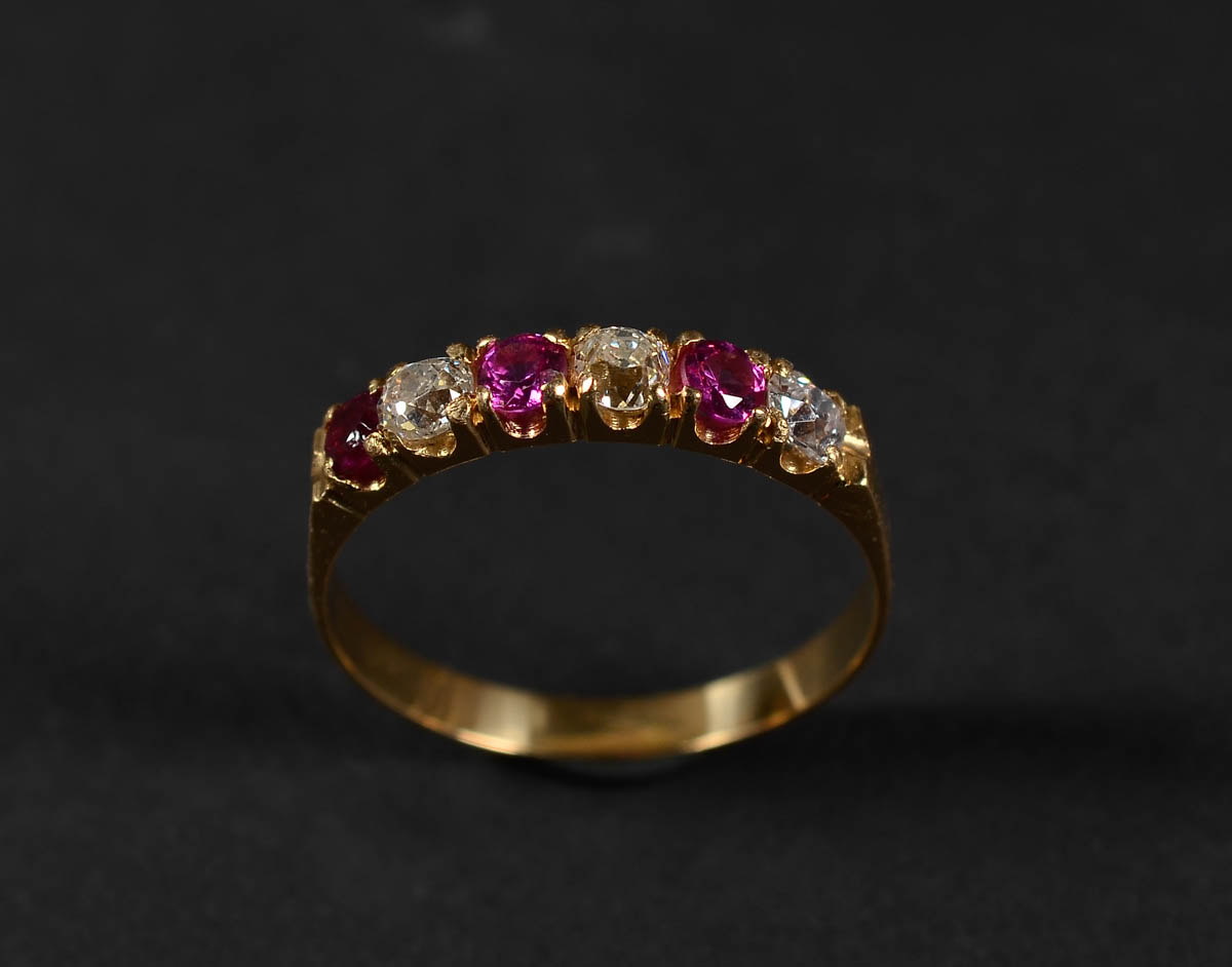 Anel de ouro 18k com 3 rubis orientais. Peso: 2,5 gr.