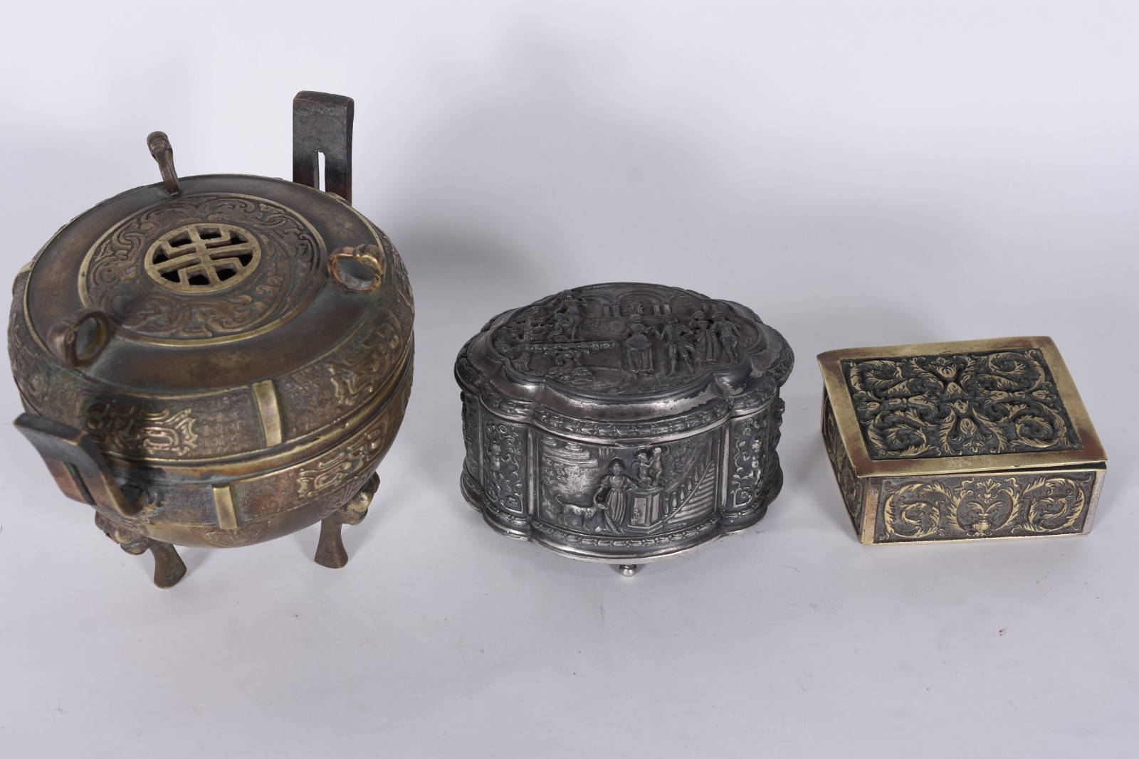 Três peças diversas, sendo defumador metal oriental e 2 caixas... - foto 2 de 10
