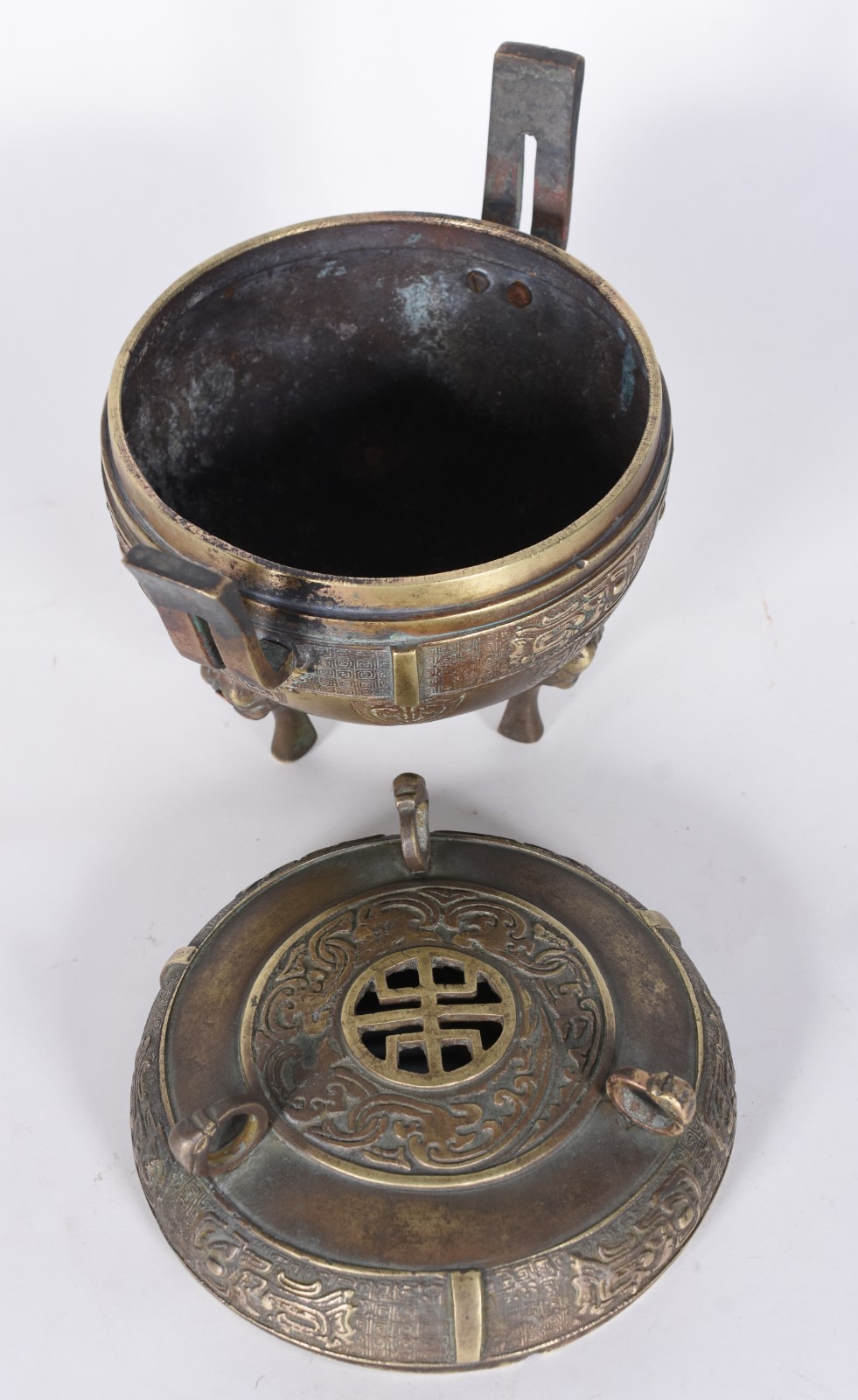 Três peças diversas, sendo defumador metal oriental e 2 caixas... - foto 3 de 10