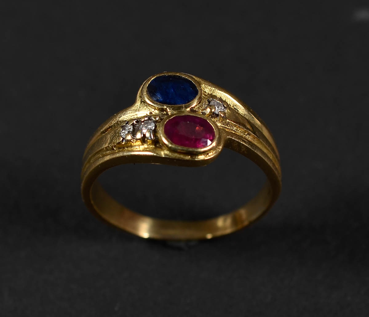 Anel de ouro 18k com safira oriental, rubi e brilhantes. Peso: 3,2 gr.